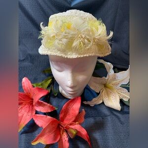 Elegant White Floral Women's vintage hat.  Size small.